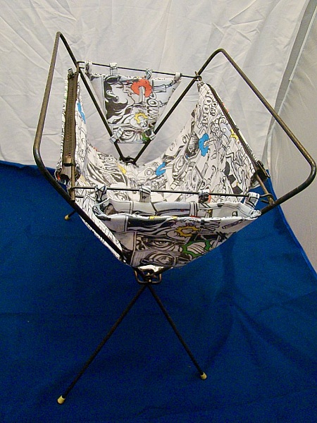 Porte-revues vintage en métal avec tissu imprimé style BD.