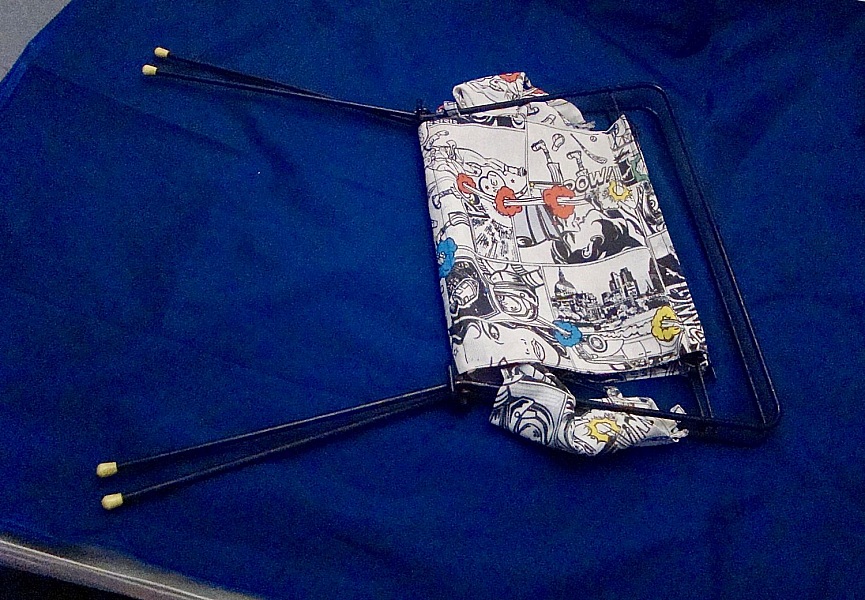 Porte-revues vintage en métal avec tissu imprimé style BD.