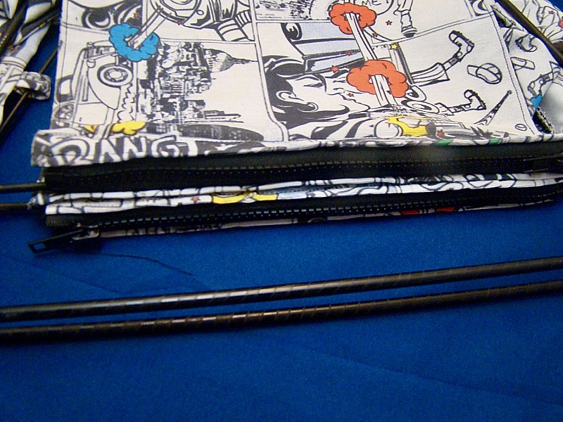 Porte-revues vintage en métal avec tissu imprimé style BD.