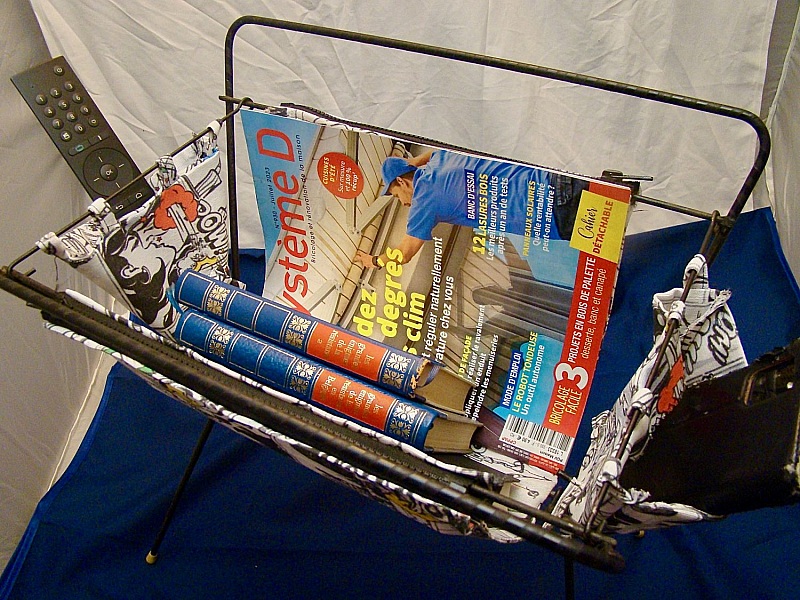 Porte-revues vintage en métal avec tissu imprimé style BD.