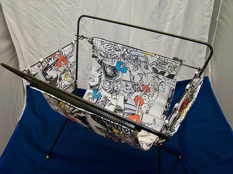 Porte-revues vintage avec motif en tissu bande dessinée.