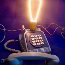neonblaue Telefonlampe im 80er-Stil 