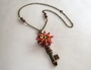 Halskette mit Schlüsselanhänger und Perlenblumen an einer Kette