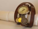 Montre bracelet triple cuir marron et breloques perles