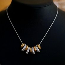 Halskette mit silbernen und goldenen Ringen