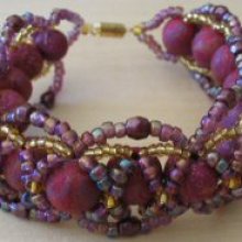 Bracelet aux perles tiss&eacute;es