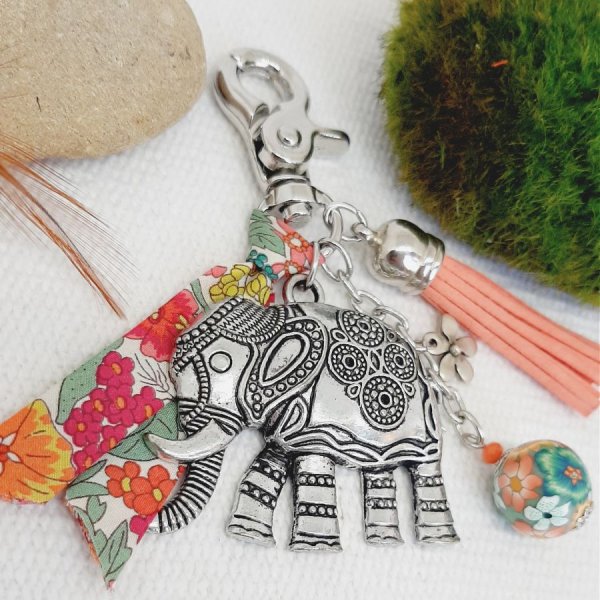 Taschenschmuck mit gro&szlig;em Elefantenanh&auml;nger aus altsilbernem Silber mit Perle und passendem Band f&uuml;r ein einzelnes Modell