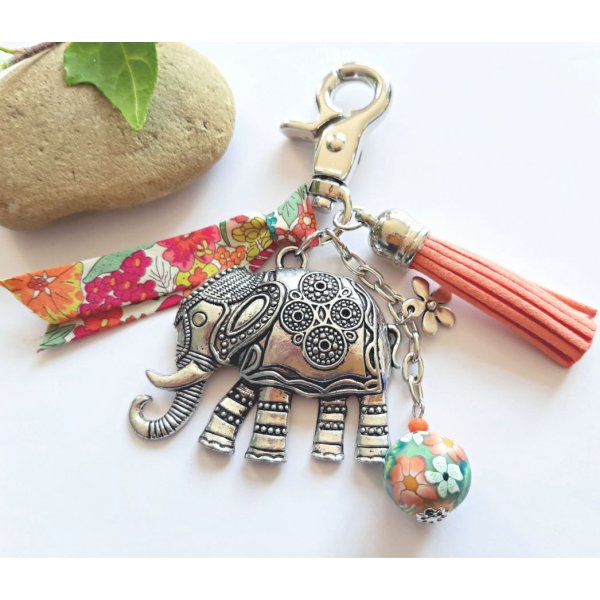 Taschenschmuck mit gro&szlig;em Elefantenanh&auml;nger aus altsilbernem Silber mit Perle und passendem Band f&uuml;r ein einzelnes Modell