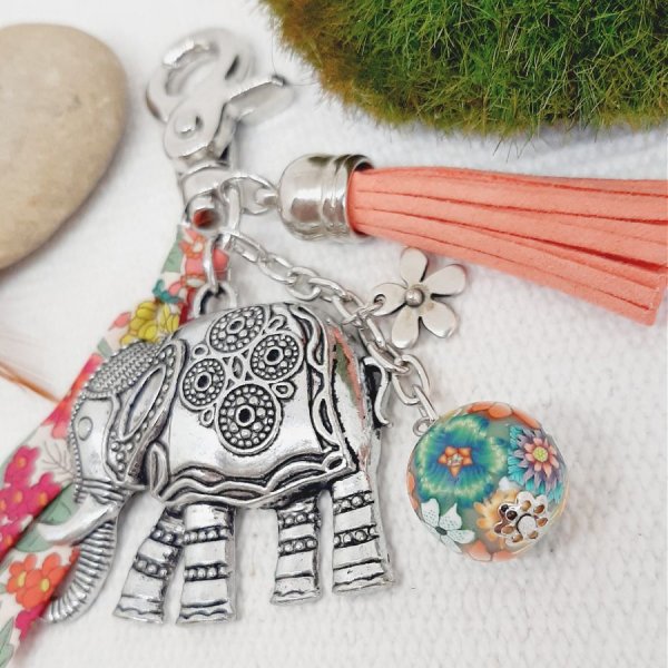 Taschenschmuck mit gro&szlig;em Elefantenanh&auml;nger aus altsilbernem Silber mit Perle und passendem Band f&uuml;r ein einzelnes Modell