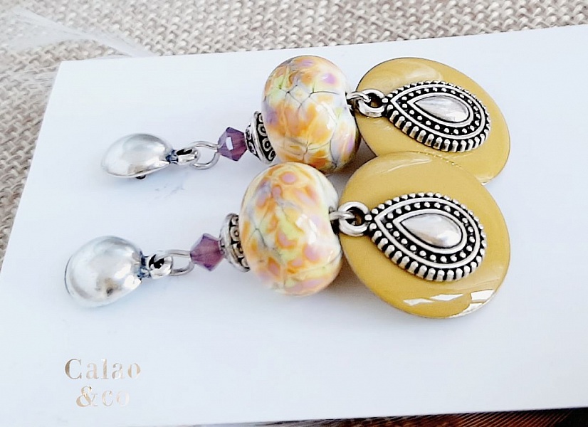 designer orignales ohrringe in s&auml;urefarbenem anisgr&uuml;n und tropfen aus altsilber