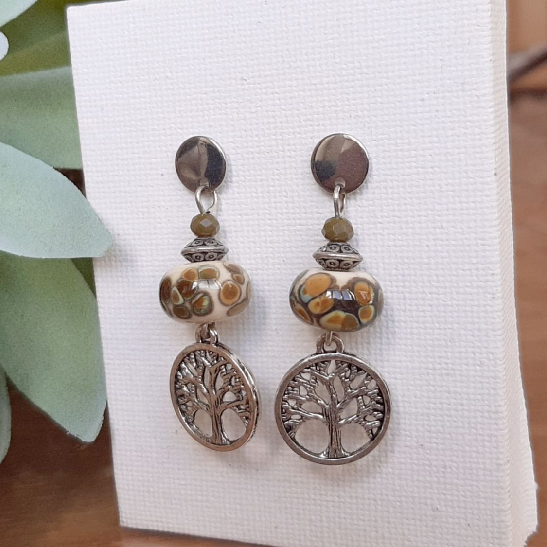 boucles d'oreille perle rakue en verre filé et pendentif symbole arbre de vie en métal argenté