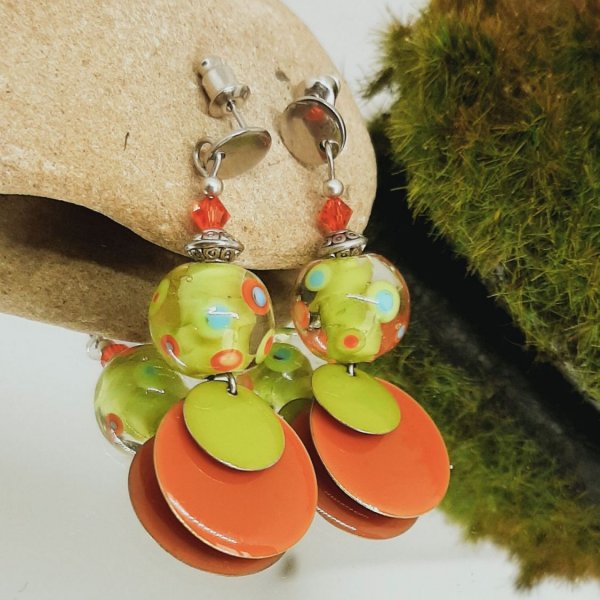 boucles d'oreilles color&eacute;es et uniques compos&eacute;es de perle en verre et de sequin orange d'automne et vert clair