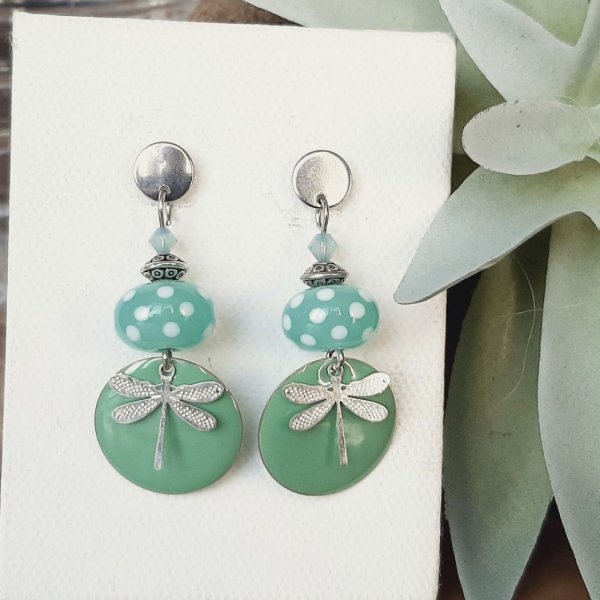 boucles d'oreilles discretes et pastels id&eacute;al pour tenue d'hiver 