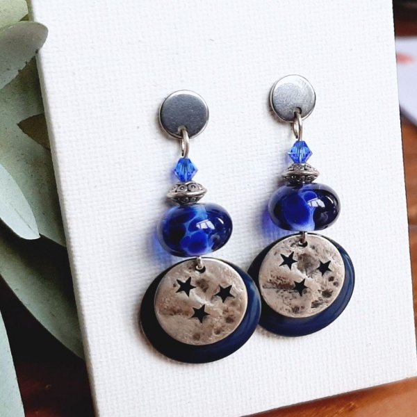 boucles d'oreilles nuit d'&eacute;toiles monochrome bleu avec perle de cr&eacute;ateur en verre fil&eacute; couleur bleue nuit 