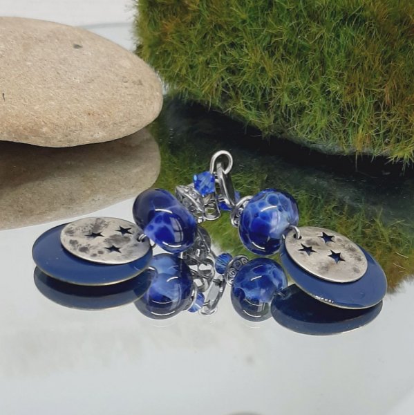 boucles d'oreilles nuit d'&eacute;toiles monochrome bleu avec perle de cr&eacute;ateur en verre fil&eacute; couleur bleue nuit 