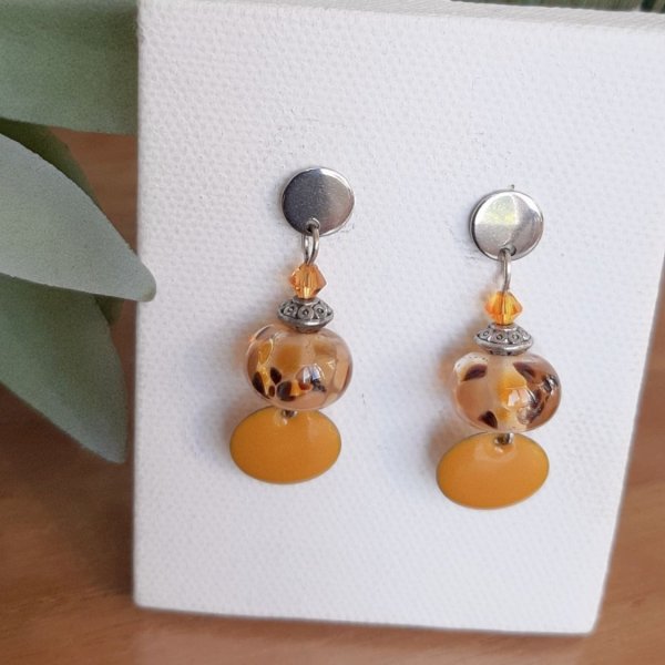 boucles d'oreilles pour oreilles perc&eacute;es jaune et marron couleurs tendance d'automne  