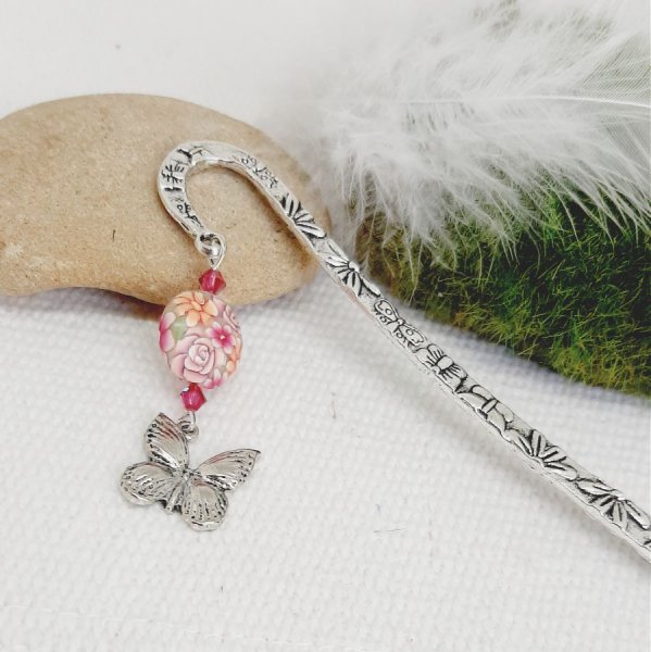 versilbertes Lesezeichen mit Schmetterlingsanh&auml;nger und sehr origineller Perle in Form einer Linse mit Blumenmuster