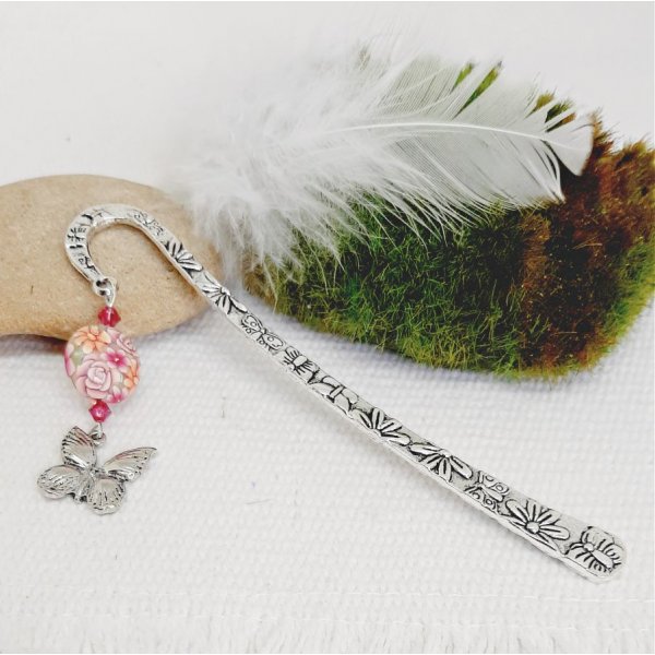 versilbertes Lesezeichen mit Schmetterlingsanh&auml;nger und sehr origineller Perle in Form einer Linse mit Blumenmuster