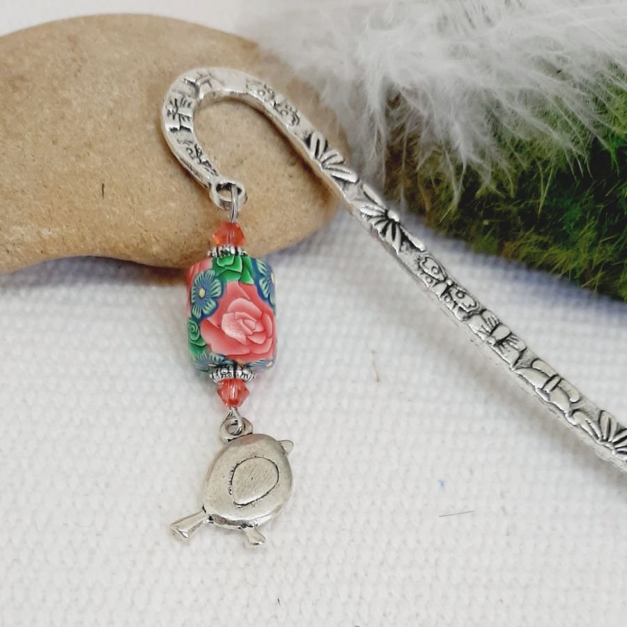 Markenanhänger aus Silber mit stilisiertem, plüschigem Vogel und originaler Perle in Röhrenform mit wunderschönem Rosenmotiv