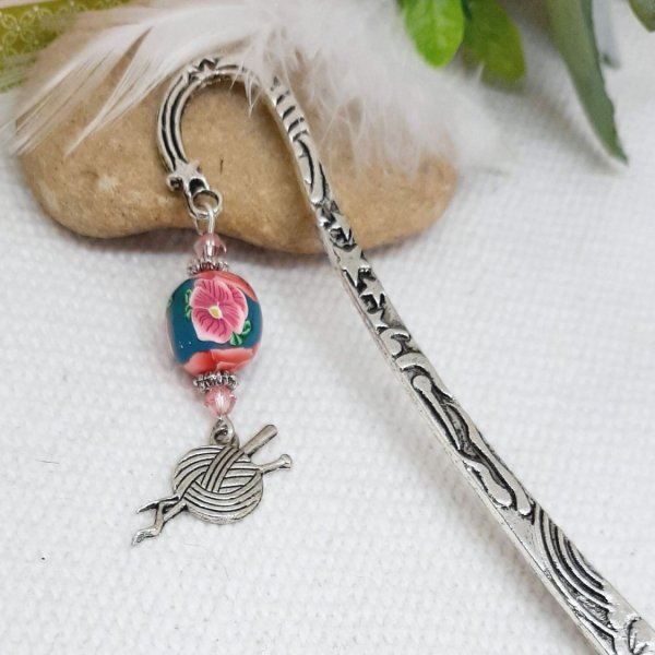 marque pages pelote de laine &agrave; tricoter et aiguilles pendentif argent&eacute; et superbe perle bleue