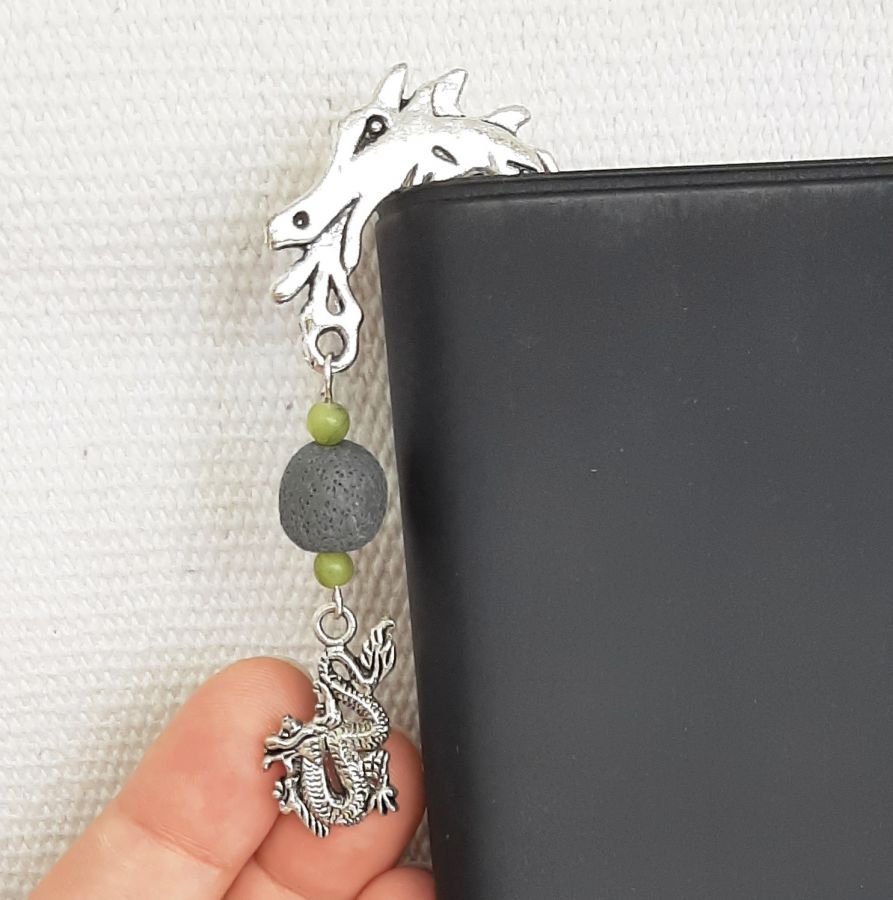 seitenzeichen drachenanhänger mit handgemachter grauer perle und perle naturstein