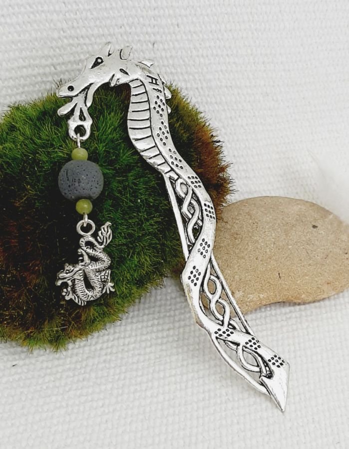 seitenzeichen drachenanhänger mit handgemachter grauer perle und perle naturstein
