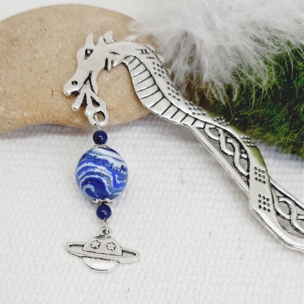 Lesezeichen wundersch&ouml;ner Anh&auml;nger zum Thema Planet mit blauer Perle &ouml;kologisches Universum