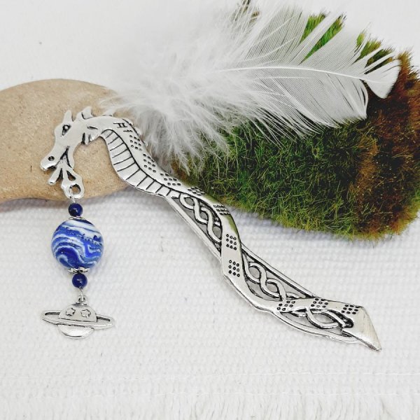 Lesezeichen wundersch&ouml;ner Anh&auml;nger zum Thema Planet mit blauer Perle &ouml;kologisches Universum