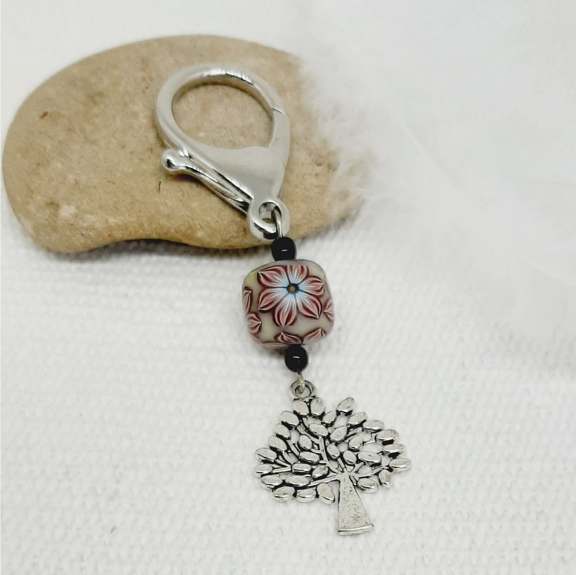versilberter Schlüsselanhänger mit Lebensbaumsymbol und handgefertigter Originalperle in Form einer Tonneua