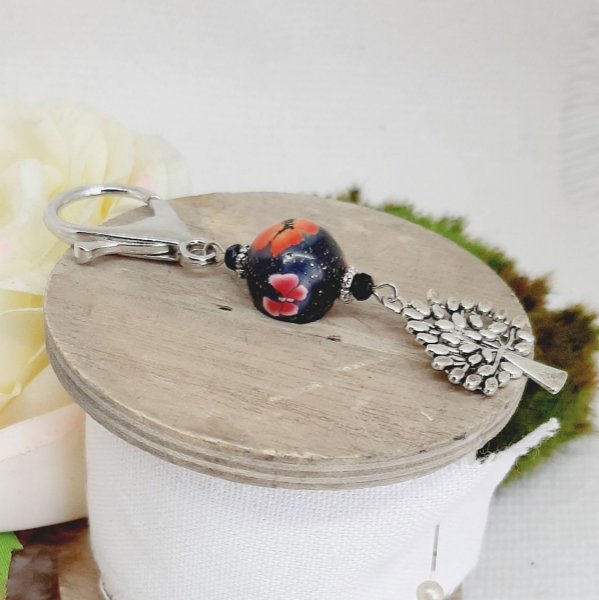 porte cl&eacute; argent&eacute; symbole arbre de vie et perlenoire coquelicot originale faite &agrave; la main