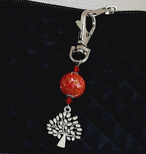 versilberter Schl&uuml;sselanh&auml;nger mit Lebensbaum-Symbol und handgefertigter Perle in leuchtendem Rot und Gold