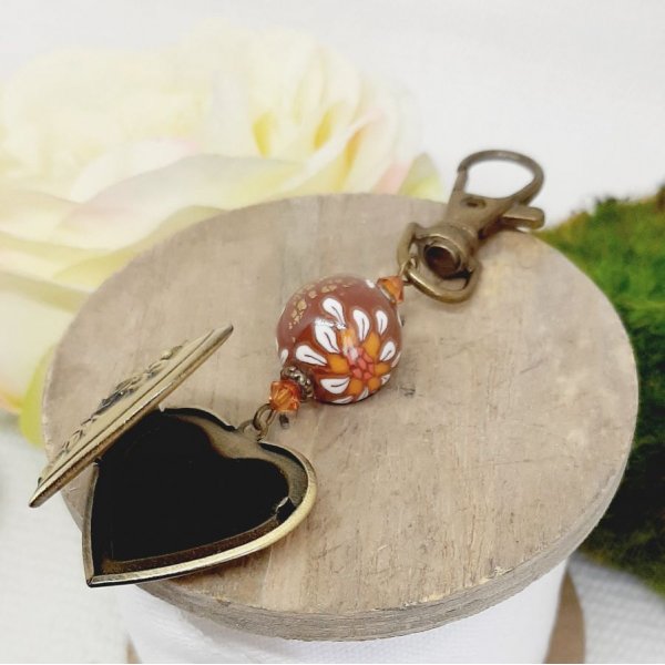 Schl&uuml;sselanh&auml;nger Pedentify Fotohalter personalisierbare und Perle in braunem Polymer-Paste und wei&szlig;e Blumeaet 