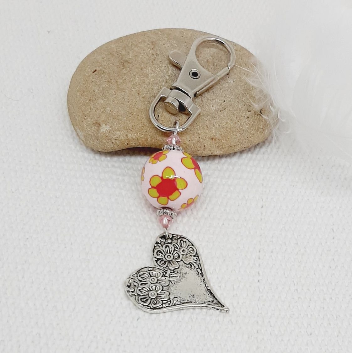 porte clé pendentif coeur en métal argenté et sublime perle rose pastel faite à la main