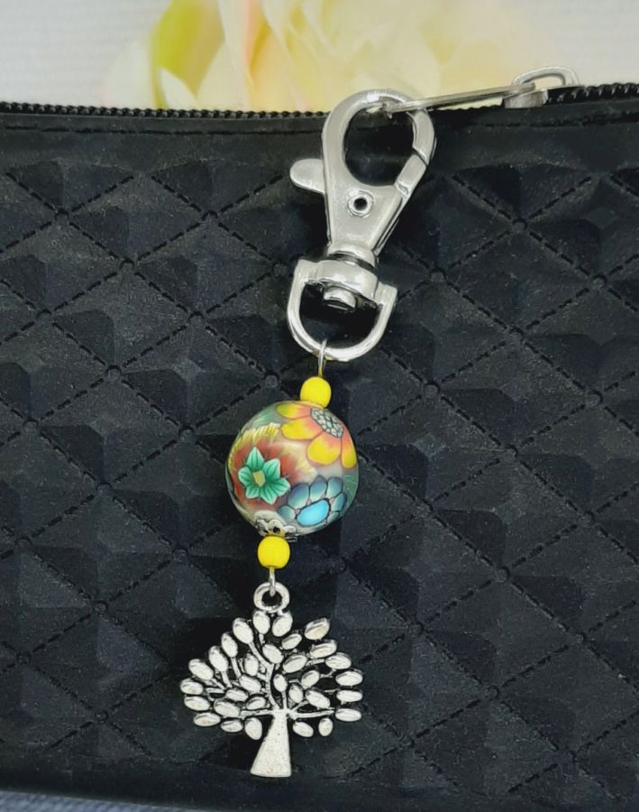 versilberter Schlüsselanhänger mit Lebensbaum-Symbol und handgefertigter mehrfarbiger Perle