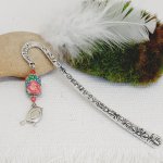 Markenanhänger aus Silber mit stilisiertem, plüschigem Vogel und originaler Perle in Röhrenform mit wunderschönem Rosenmotiv