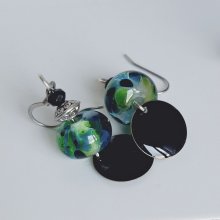 grüne und schwarze Designer-Ohrringe für handgefertigte Ohrlöcher