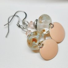 nudefarbene Designer-Ohrringe mit einzigartigen handgesponnenen Glasperlen