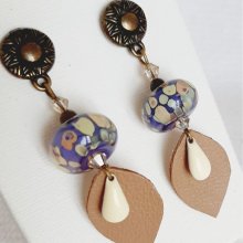 hängende Designer-Ohrringe mit Perle aus gesponnenem Glas und handgefertigtem LederblattGlanz und handgefertigte Perle aus gesponnenem Glas