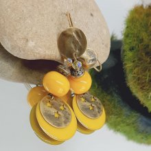 gelbe Ohrringe mit Goldknöpfen und bronzefarbenen Ohrringen mit handgefertigten Perlen