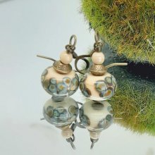 originelle Fantasy-Ohrringe mit einer handgefertigten Perle aus Glas mit Rakue-Effekt in Beige und Bronze