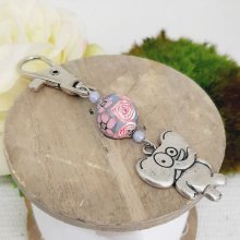 versilberter Schlüsselanhänger mit stilisiertem Elefanten Humor und handgefertigter Perle in rosa und lila