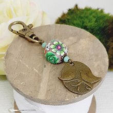 schlüsselanhänger medaille duo vogel bronzefarben und handgefertigte perle floralmotiv grün und weinrotmulticolore