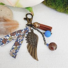 Schlüsselanhänger oder Taschenschmuck mit bronzefarbenem Engelsflügelanhänger in braun und blau 