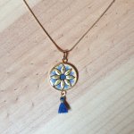 Enluminé-Halskette mit goldener/blauer Blume an goldener Kette