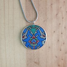 Halskette mit illuminiertem Blumen- und Arabeskenanhänger in blau/silber/grün/rosa an silberner Kette