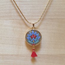 Halskette mit illuminiertem Anhänger Orientalische Blume blau