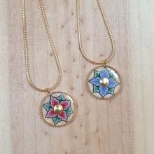 Frühlings-Enlumination-Halskette mit rosa oder blauen Blumen an einer goldenen Kette