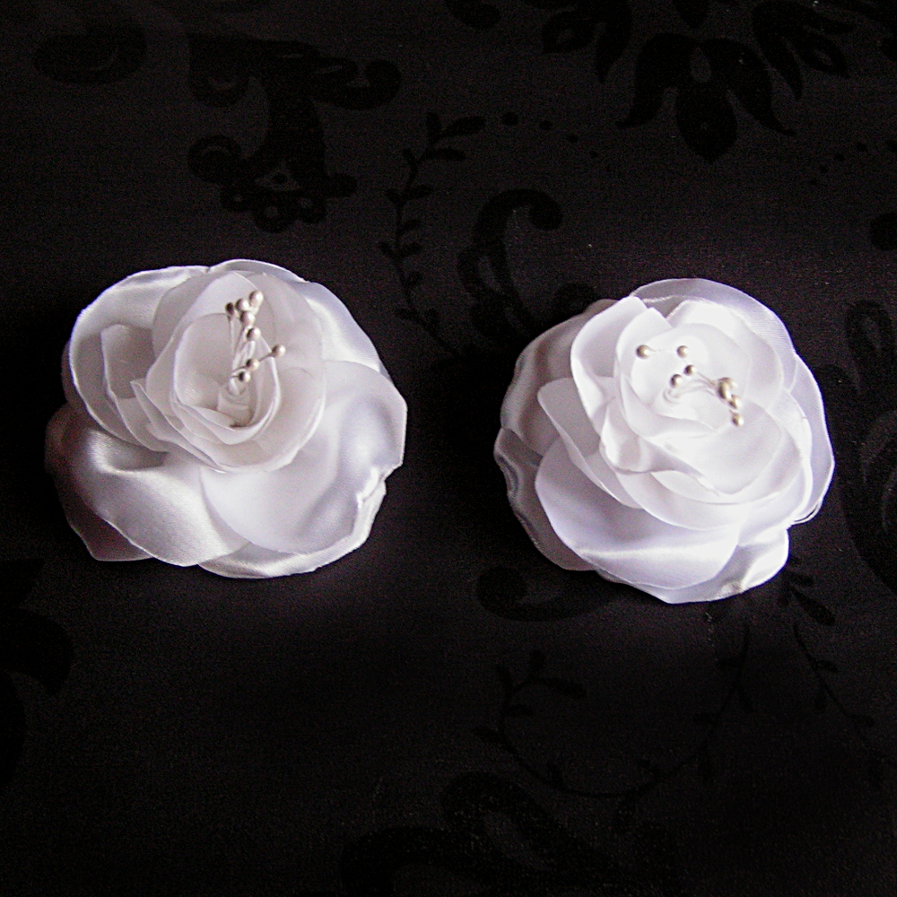 bandeau de cheveux mariée blanc fleurs de satin dentelle et plumes