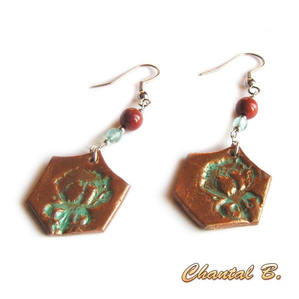 &uuml;bertriebene Blumenohrringe aus Perlen und Silber