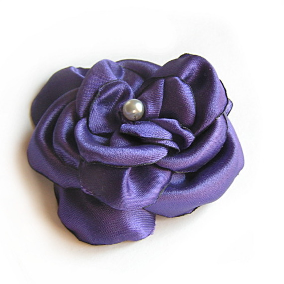 handgefertigte violette Satinblume und Perlmuttperle für Hochzeitsaccessoires